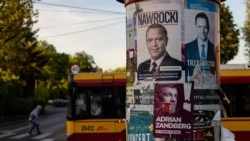 Afișe electorale la Varșovia: primarul Capitalei și membru al partidului de guvernământ Coaliția Civică din Polonia, Rafal Trzaskowski (dr.), Karol Nawrocki (stg) - candidat susținut de partidul de dreapta Lege și Justiție (PiS) din Polonia
