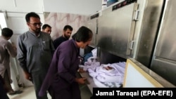 د بلوچستان په زيارت کې په ماين چاودنه کې د وژل شويو لېويز سرتېرو مړي په يخچال کې اېښوول کېږي ـ انځور له ارشيفه 