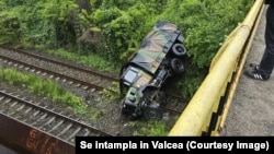 Camionul militar francez care s-a răsturnat în timpul accidentului de vineri, 16 mai 2025.
