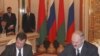 Президент Росії Дмитро Медведєв та його білоруський колега Олександр Лукашенко підписують двосторонні угоди про спільні антикризові заходи та створення єдиної системи ППО, Кремль, Москва, 3 лютого 2009 р.