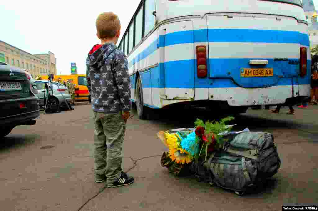 Охороняю наплічник героя, поки він спілкується з журналістами