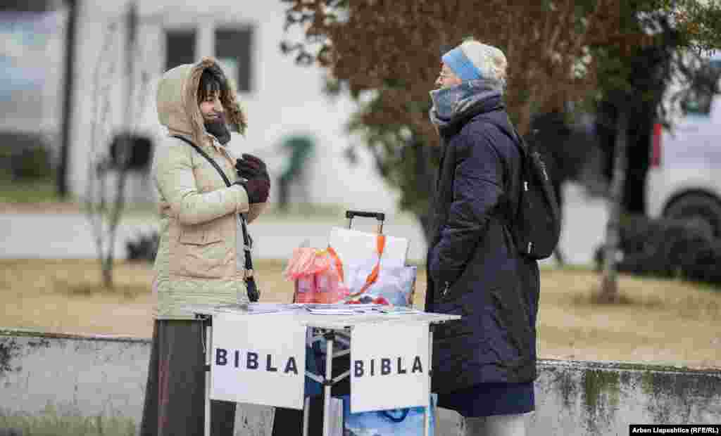 Призрен қаласында Библиямен жүрген әйел. Христиандар Косовода азшылық болып саналады, халықтың 95 пайызы - мұсылмандар. Басри Орукаж түсірген сурет. 