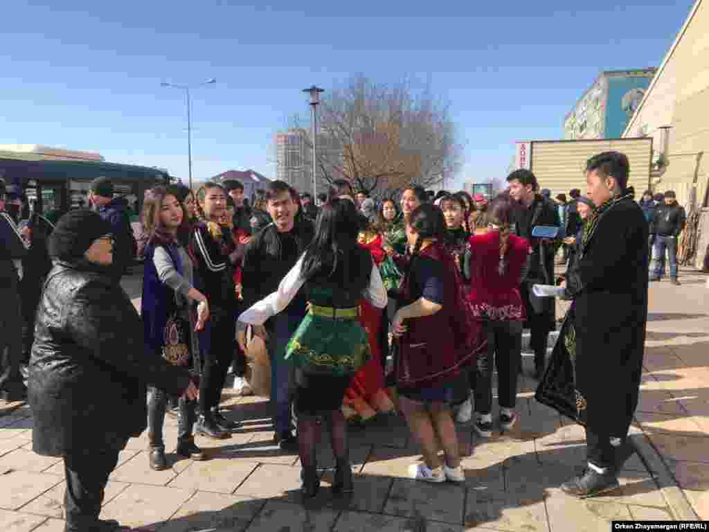 Жастардың арасында камераға келіп, Наурыз туралы құттықтау айтып, өлең оқығандары да болды. Олар оператордан адамдардың ұсталған сәтін емес, өздерінің биін, әнін түсіруді сұрады. Азаттық тілшілері полицияға шағымданғанымен, шара қолданбады. 