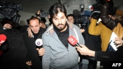 Թուրքիա - Ձերբակալված ադրբեջանցի գործարար Ռեզա Զերրաբը ժամանում է Ստամբուլի ոստիկանատուն, 17-ը դեկտեմբերի, 2013թ․