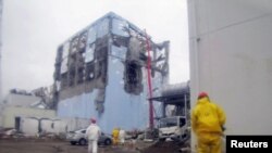 Napori da se vodom ohladi reaktor broj 4 u Fukušima Daići, 22. mart 2011.
