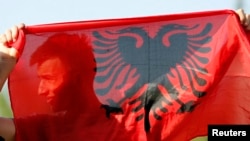 Albanska zastava