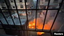 تصویر آرشیوی از آتش به جا مانده در پی حملات ادامه‌دار اسرائیل در نزدیکی بیمارستان کمال عدوان در شمال غزه