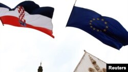 Zastave Hrvatske i EU na zgradi Vlade, Zagreb, 24. lipnja 2011