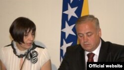 Predsjednica Centralne izborne komisije BiH Irena Hadžiabdić i član Suad Arnautović na konferenciji za novinare na kojoj je objavljena odluka o proglašenju izbora