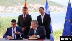 Министрите за надворешни работи на Македонија и на Грција, Никола Димитров и Никос Коѕијас го потпишаа договорот за името во Псарадес на 17 јуни 2018
