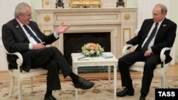 Президент Росії Володимир Путін (праворуч) та президент Чехії Мілош Земан. Москва, травень 2015 року