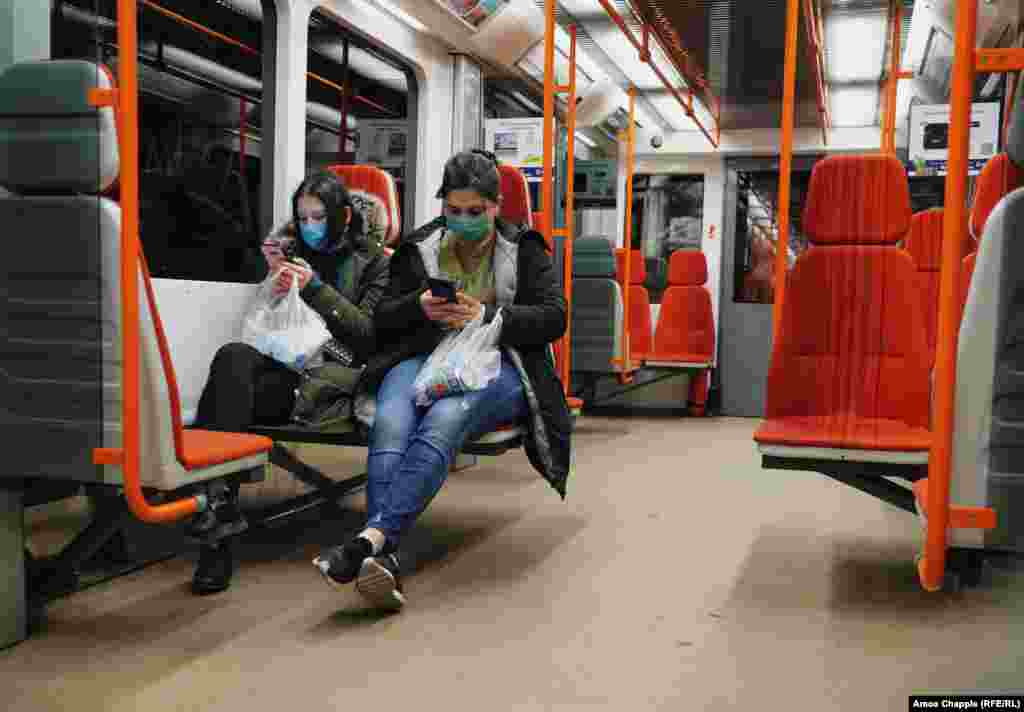 Метрото вози речиси празно, особено навечер