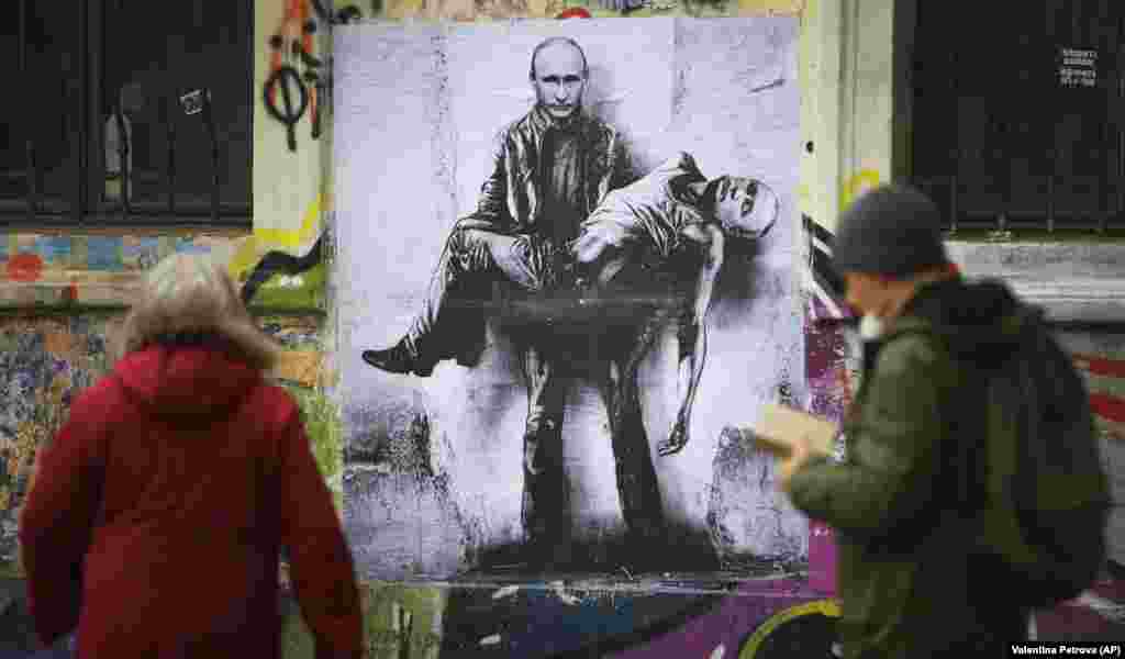 U glavnom gradu Bugarske - Sofiji, nacrtan je predsednik Rusije Vladimir Putin koji nosi svoje mrtvo telo. Nacrtao ga je Stanislav Belovski.