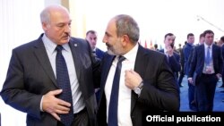 Բելառուսի նախագահ Ալեքսանդր Լուկաշենկոն և Հայաստանի վարչապետ Նիկոլ Փաշինյանը ՀԱՊԿ գագաթնաժողովում, Աստանա, 8 նոյեմբերի, 2018թ.