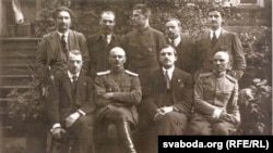 Народны сакратарыят БНР. Аркадзь Смоліч стаіць першы зь лева.