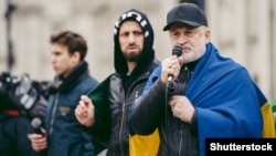 Закаев Ахьмад ву Украине оьрсийн чугIортарна дуьхьала хIоттийначу акцехь. Лондон, 2022-чу шеран Зазадоккху-беттан 5-гIа де