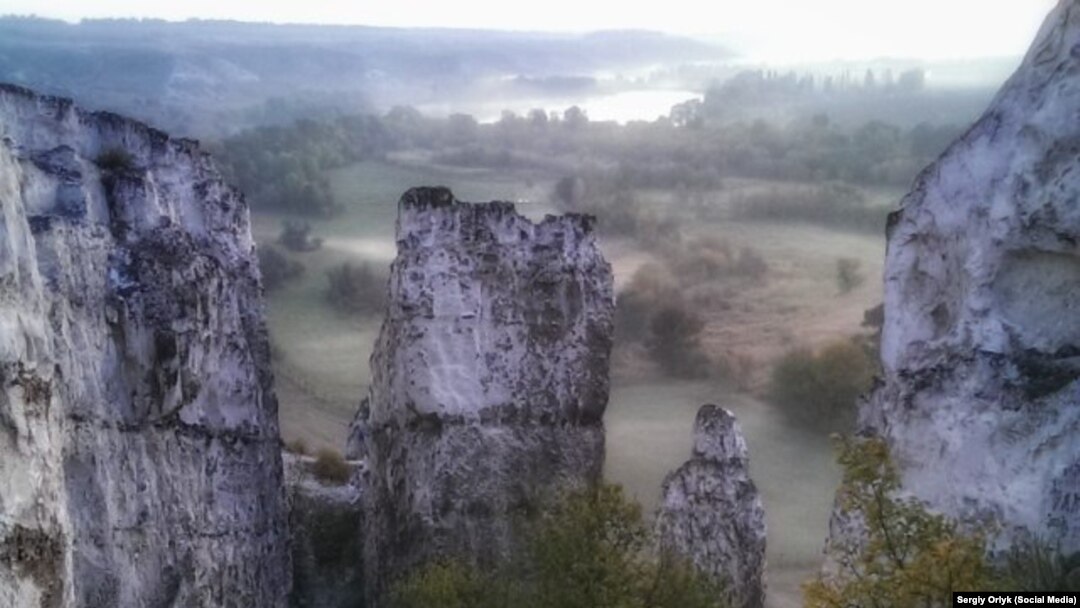  Скелі в селі Білокузьминівка, Донецька область