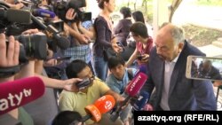 Судья шартты жаза тағайындаған Қазақстан халық әртісі Тұңғышбай Жаманқұлов сот залынан шыққаннан кейін журналистерге сұхбат беріп тұр. Алматы, 1 маусым 2017 жыл.