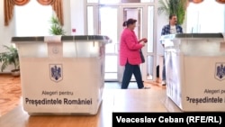 Alegători români, votând în al doilea tur de scrutin al alegerilor prezidențiale din România, Chișinău, 16 mai 2025.