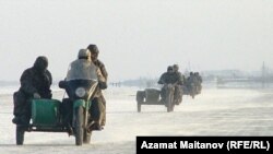 Жители села Жанбай выезжают на мотоциклах в море на добычу рыбы. Атырауская область.