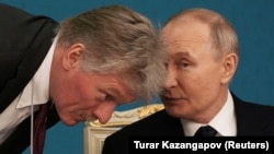 Ресей президенті Владимир Путин (оң жақта) мен оның баспасөз хатшысы Дмитрий Песков. Астана, Қазақстан, 27 қараша, 2024 жыл.