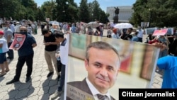 Орхан Инандыны табуу талабы менен митингге чыккандар. 25-июнь, 2021-жыл. 