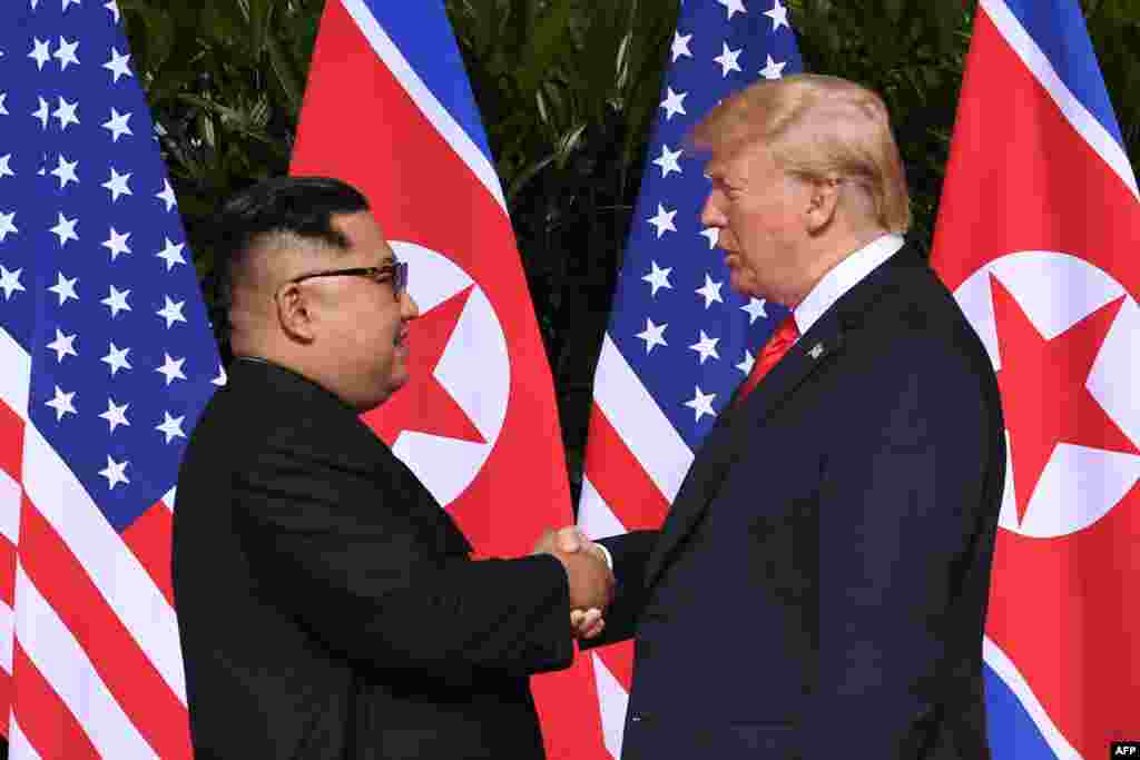 Дональд Трамп менен Ким Чен Ындын кол алышуусу. 