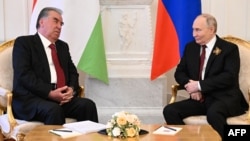 Орусиянын президенти Владимир Путин менен Тажикстандын лидери Эмомали Рахмон. 9-май, 2024-жыл. Москва.

