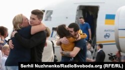 Ուկրաինա - Կիևի «Բորիսպոլ» օդանավակայանում դիմավորում են Ռուսաստանից վերադարձող նախկին բանտարկյալներին, 7-ը սեպտեմբերի, 2019թ.