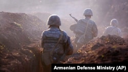 Հայաստանի ԶՈՒ զինծառայողները դիրքերում մարտական հերթապահության ժամանակ, արխիվ