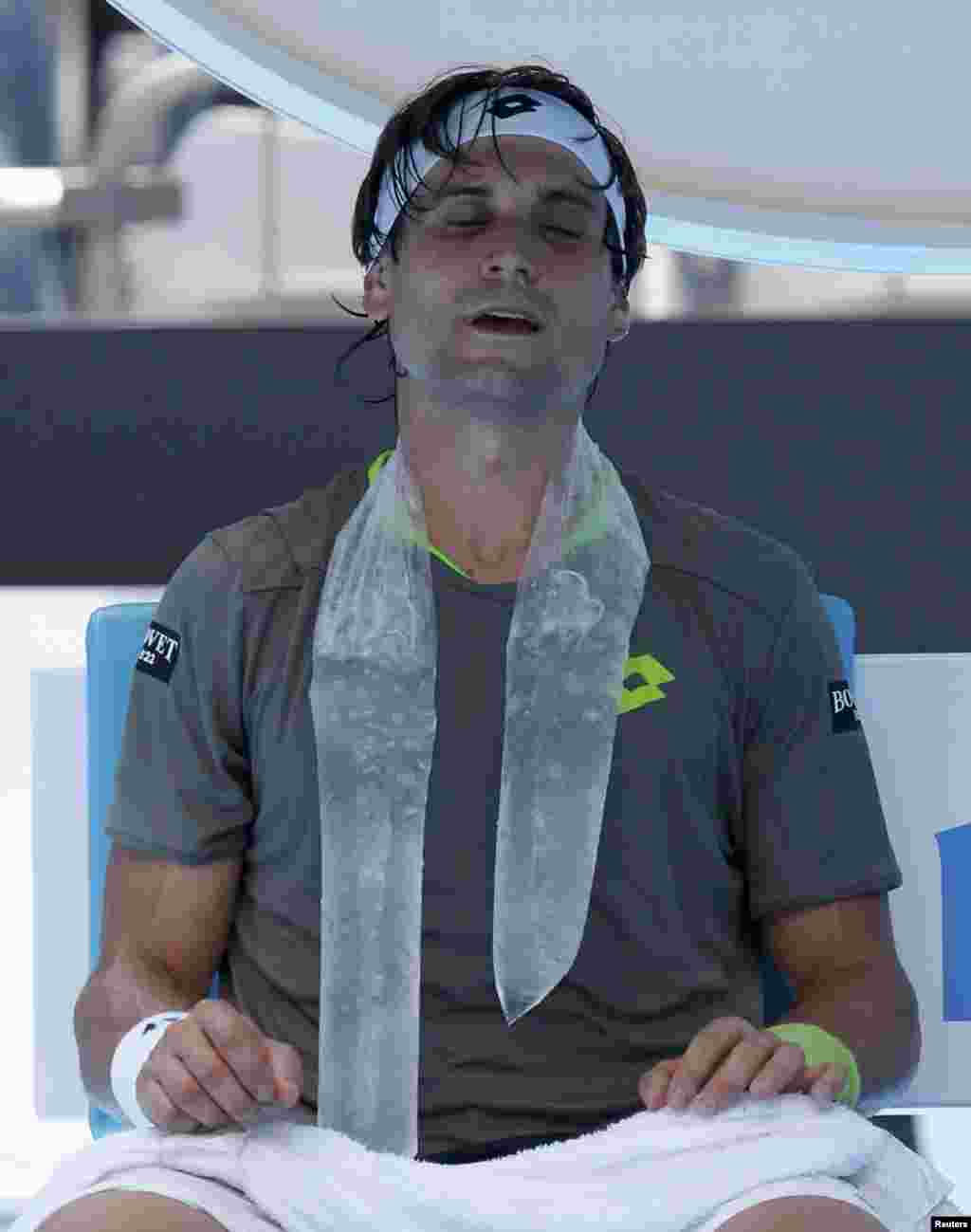 David Ferrer iz Španije, ledom je pokušao ublažiti vrućinu, Melbourne, 15. januar 2014. Foto: REUTERS / Bobby Yip