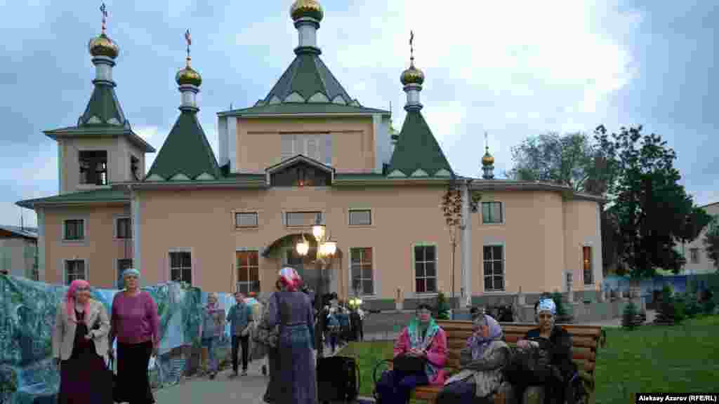 Казанскую икону Божией Матери привезли в Софийский собор Иверско-Серафимского женского монастыря, где она будет находиться большую часть времени пребывания в Казахстане. 3 июня икона вернётся в Казань. Обычно такие православные реликвии встречают в этом соборе, так как он имеет довольно просторную огороженную территорию и расположен недалеко от центра города Алматы. Софийский собор находится в километре к северо-востоку от кондитерской фабрики «Рахат». 