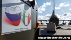 Російські військовослужбовці завантажують медичне обладнання та спеціальні засоби дезінфекції в вантажні літаки, відправляючи поставки в Італію, уражену спалахом коронавірусу (COVID-19), на військовому аеродромі в Московській області