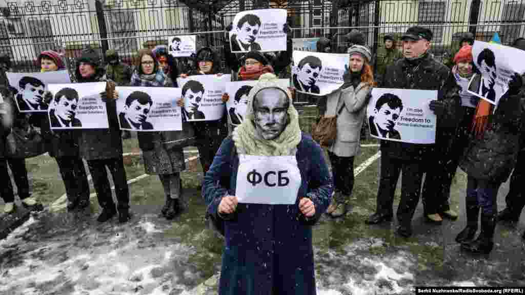 «Чи може одна людина вирішувати долю інших? У Росії – так»