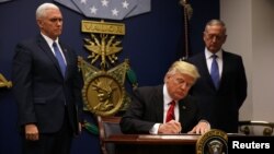 Дональд Трамп падпісвае ўказ аб часовай забароне на ўезд уцекачоў. 27 студзеня 2017 году