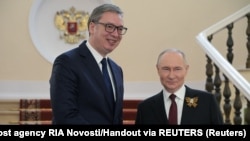 Predsednik Rusije Vladimir Putin pozdravlja predsednika Srbije Aleksandra Vučića u Moskvi, 9. maj 2025.