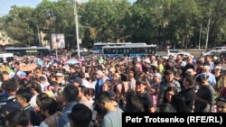 Граждане, прибывшие проститься с фигуристом Денисом Теном, погибшим 19 июля в результате нападения. Алматы, 21 июля 2018 года. 