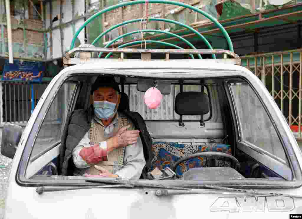 Një burrë i plagosur nga shpërthimi i një bombe në Kabul të Afganistanit. (Reuters / Mohammad Ismail)