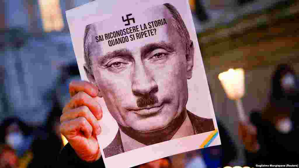 Протестувальник із зображенням президента Росії Володимира Путіна, на якому він представлений як нацистський диктатор Адольф Гітлер. Рим, Італія. 25 лютого 2022 року