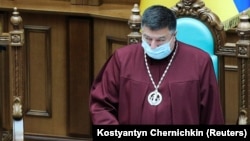 В ОГП зазначили, що Тупицький за попередньою змовою з головним бухгалтером цього суду несанкціоновано втрутилися в роботу автоматизованої системи дистанційного обслуговування клієнтів Державної казначейської служби 