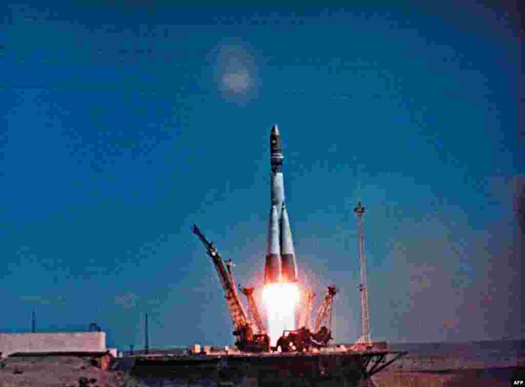 Lansarea rachetei Vostok-1 cu Gagarin la bord în 12 aprilie 1961.