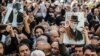 تصویری از تشییع پیکر ناصر ملک مطیعی هنرمند پرآوازه سینمای ایران که پس از انقلاب اجازه کار پیدا نکرد