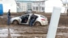 Застрявшая в грязи машина в селе Жанаконыс. Актюбинская область, осень 2017 года.
