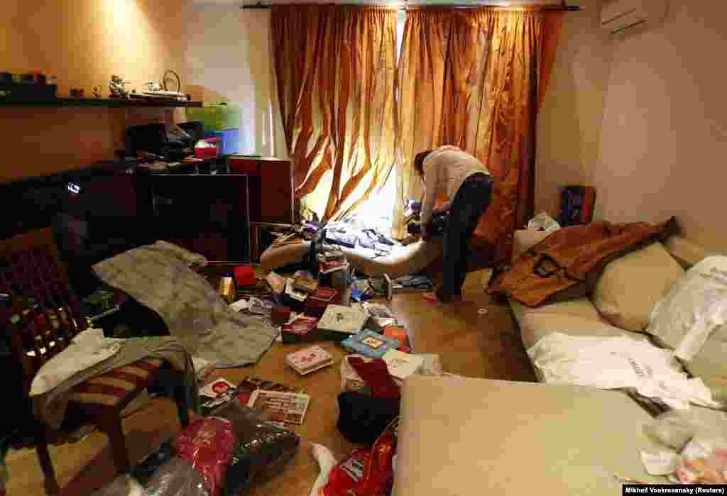 Një gazetar filmon apartamentin e Navalnyt në Moskës pasi u kontrollua nga policia më 11 qershor të vitit 2012. Policia ruse kontrolloi shtëpitë e disa drejtuesve të opozitës në mes të protestave të gjera antiqeveritare në pranverë dhe verë të vitit 2012. 