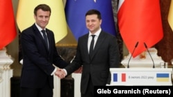 Ֆրանսիայի և Ուկրաինայի նախագահներ Էմանյուել Մակրոնը և Վլադիմիր Զելենսկին Կիևում բանակցություններից հետո, 8-ը փետրվարի, 2022թ․