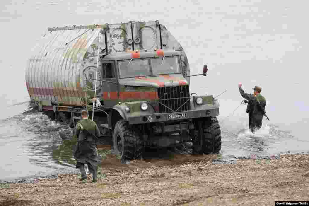 Военные доставляют фрагмент понтонного моста на реку Томь.