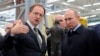 Путін призначив головою російської делегації Мединського. На фото Путін (праворуч) слухає на той момент міністра культури Мединського під час перегляду проєкту пам’ятника Михайлу Калашникову в Іжевську, Росія, 20 вересня 2016 року