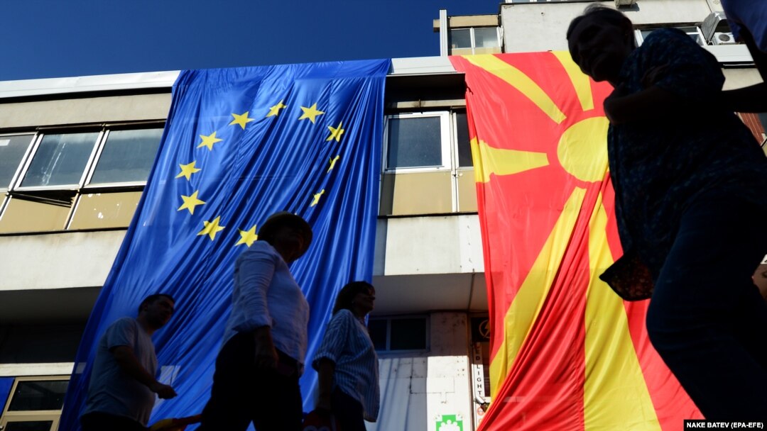 Zastave EU i Sjeverne Makedoniju u Skoplju, septembar 2018.
