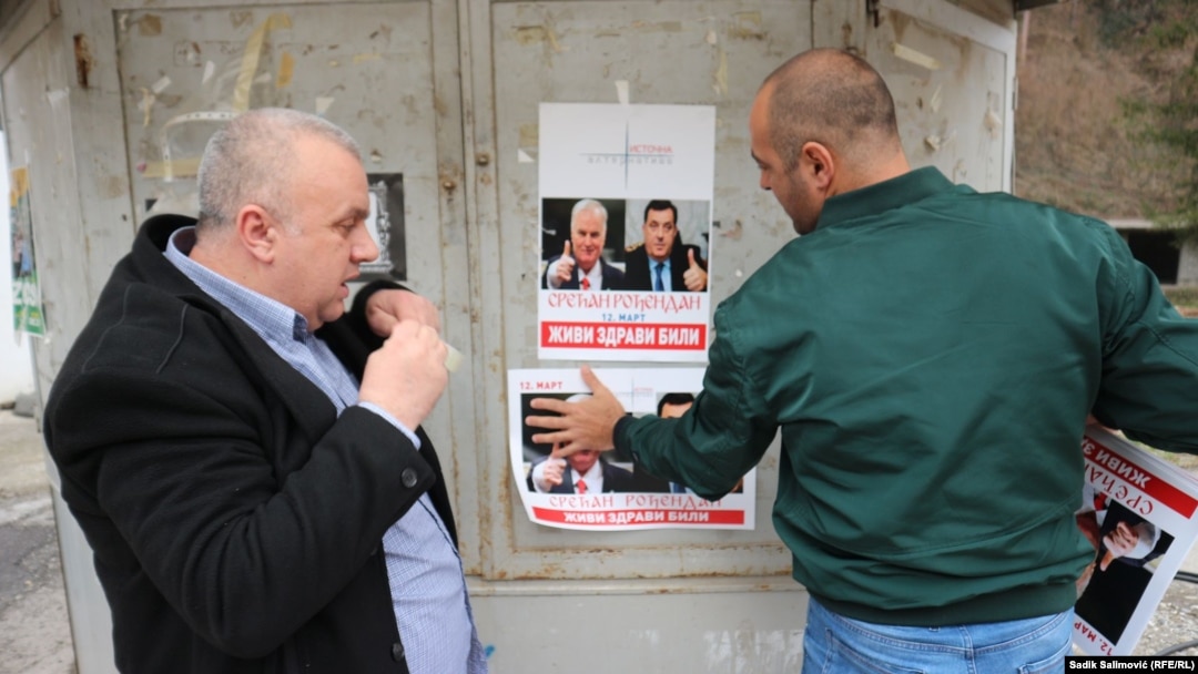 Vojin Pavlović, lider Istočne alternative lijepi postere Ratka Mladića i Milorada Dodika 