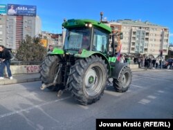 Да студэнтаў далучыліся фэрмэры. Яны паставілі сваю тэхніку, каб абараніць пратэстоўцаў